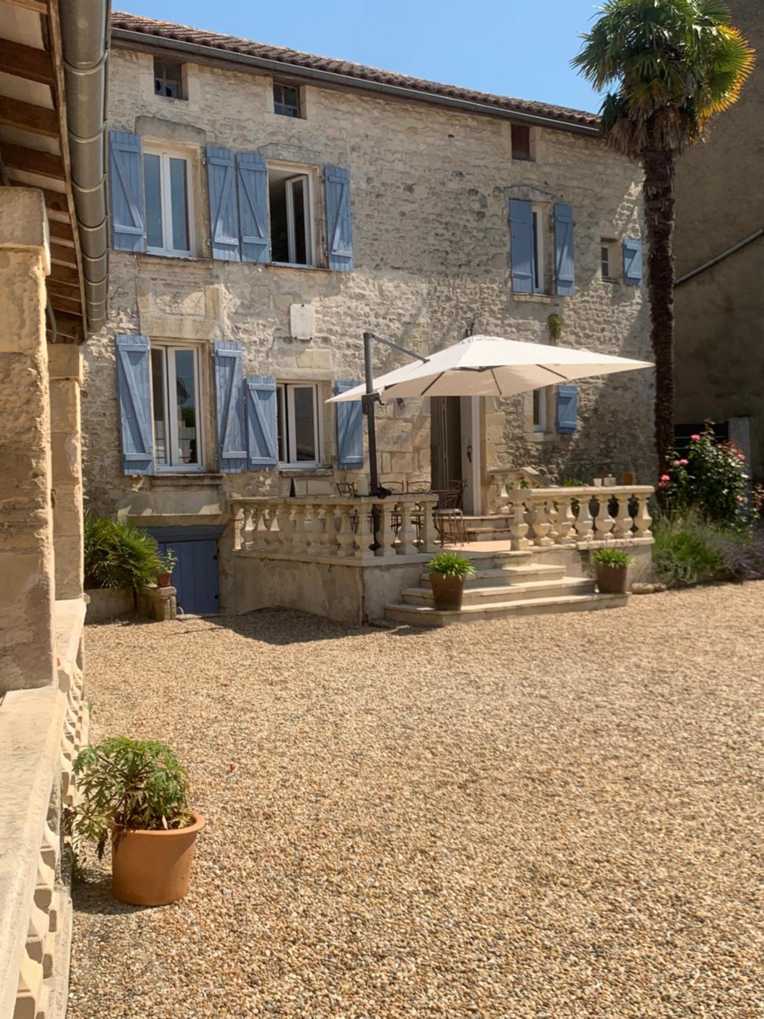 Le Hangar Saint-Jean-d'Angely Exterior photo