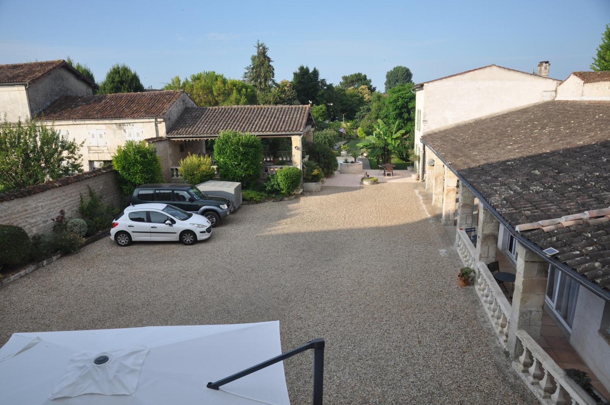 Le Hangar Saint-Jean-d'Angely Exterior photo